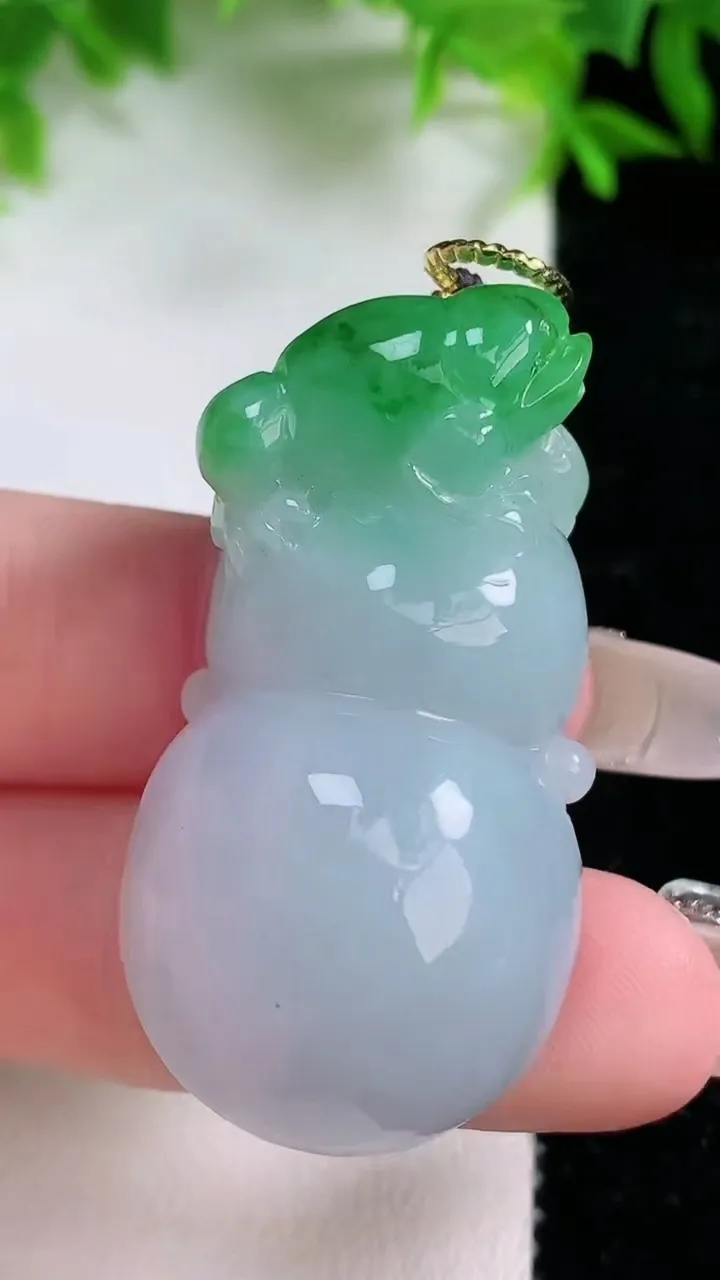 天然A货翡翠葫芦吊坠，尺寸44-23-13.8，重量:27.11g
1月25日