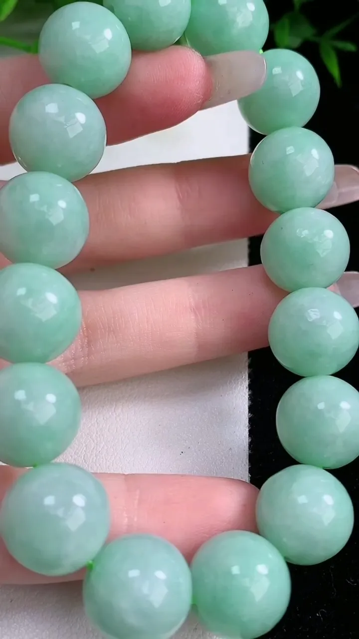 天然A货翡翠圆珠手串，尺寸13.3-16颗，重:64.77g1月25日
工厂直销收藏佳品,种好水足，