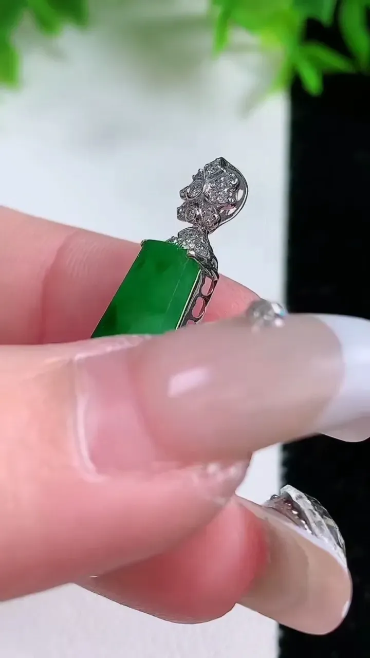 天然A货翡翠无事牌吊坠，尺寸28.3-12-4.7，重量:3.81g
1月25日