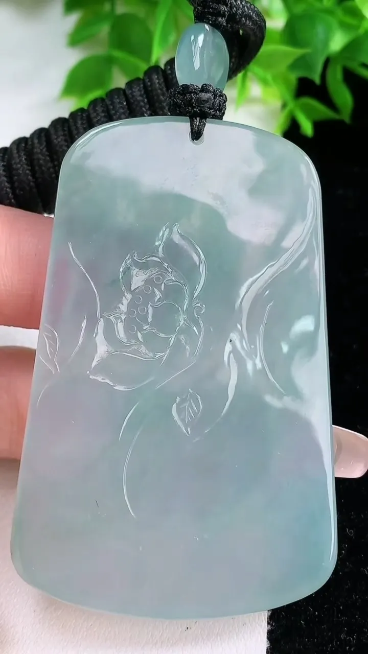 天然A货翡翠虚空藏菩萨吊坠，尺寸66-42-5.4，重量:43.87g
1月25日