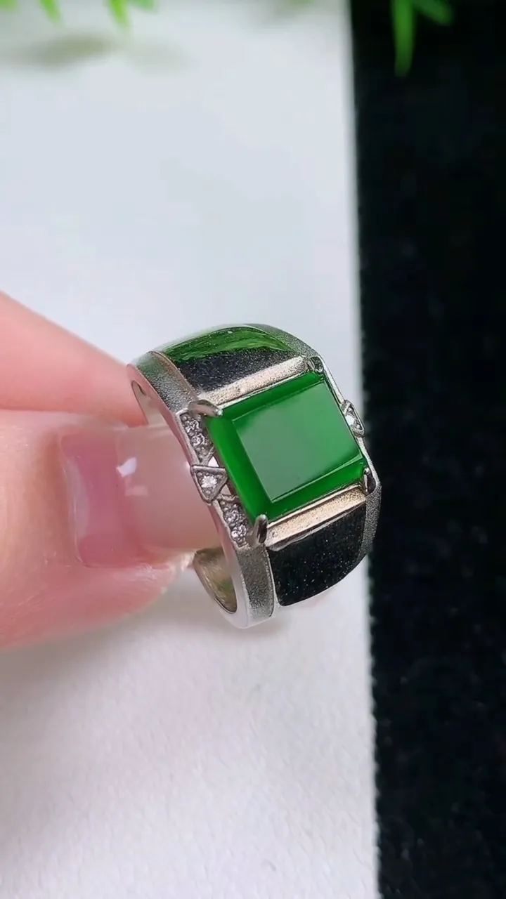 天然A货翡翠马鞍戒指，尺寸9.3-8-2.3，重:5.70g2026年1月25日
工厂直销收藏佳品,种好水足，色泽均匀，有种有色，上手高大气！