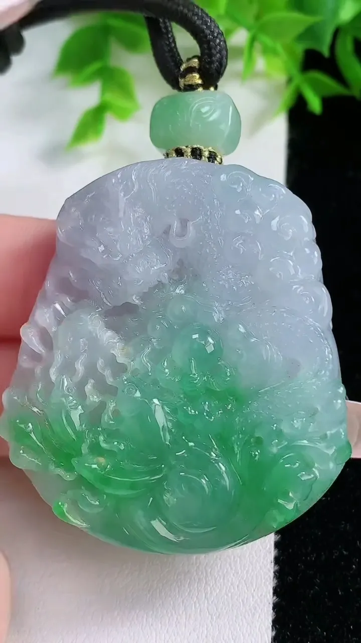 天然A货翡翠龙牌吊坠，尺寸47.8-42.3-11.7，重量:57.39g
1月25日