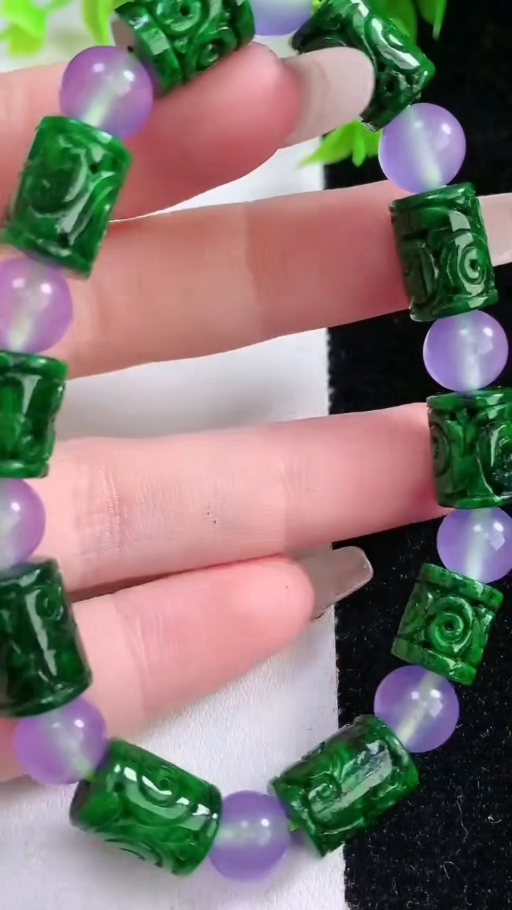 天然A货翡翠雕花路路通手串，尺寸12-8.6，重:27.19g1月25日
工厂直销收藏佳品,种好水足，色泽均匀，有种有色，上手高大气！