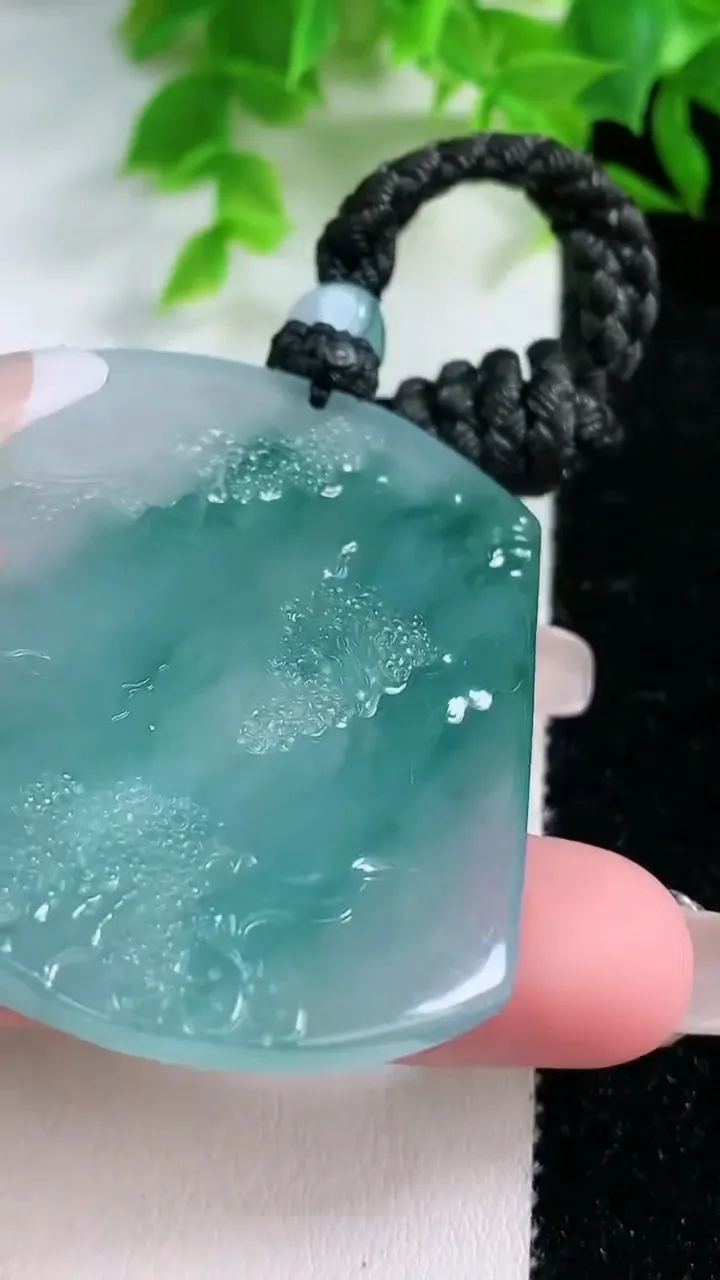 天然A货翡翠种飘花山水牌吊坠，尺寸53-41-6.5，重量:36.64g
1月25日