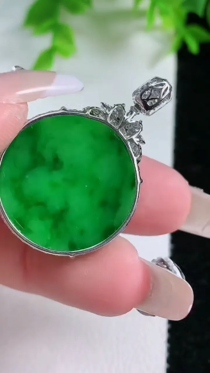 天然A货翡翠无事牌吊坠，尺寸34.4-24-5.4，重量:4.41g
1月25日