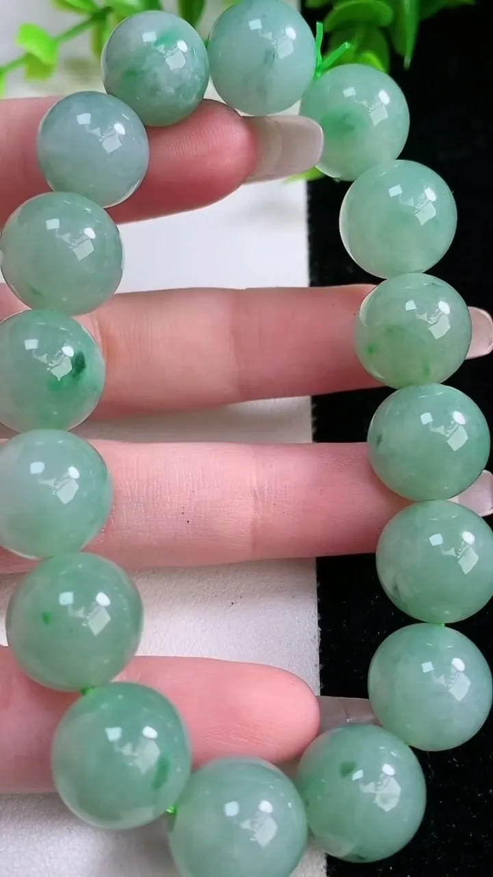 天然A货翡翠圆珠手串，尺寸13.5，重:65.00g1月25日
工厂直销收藏佳品,种好水足，色泽均匀，有种有色，上手高大气！