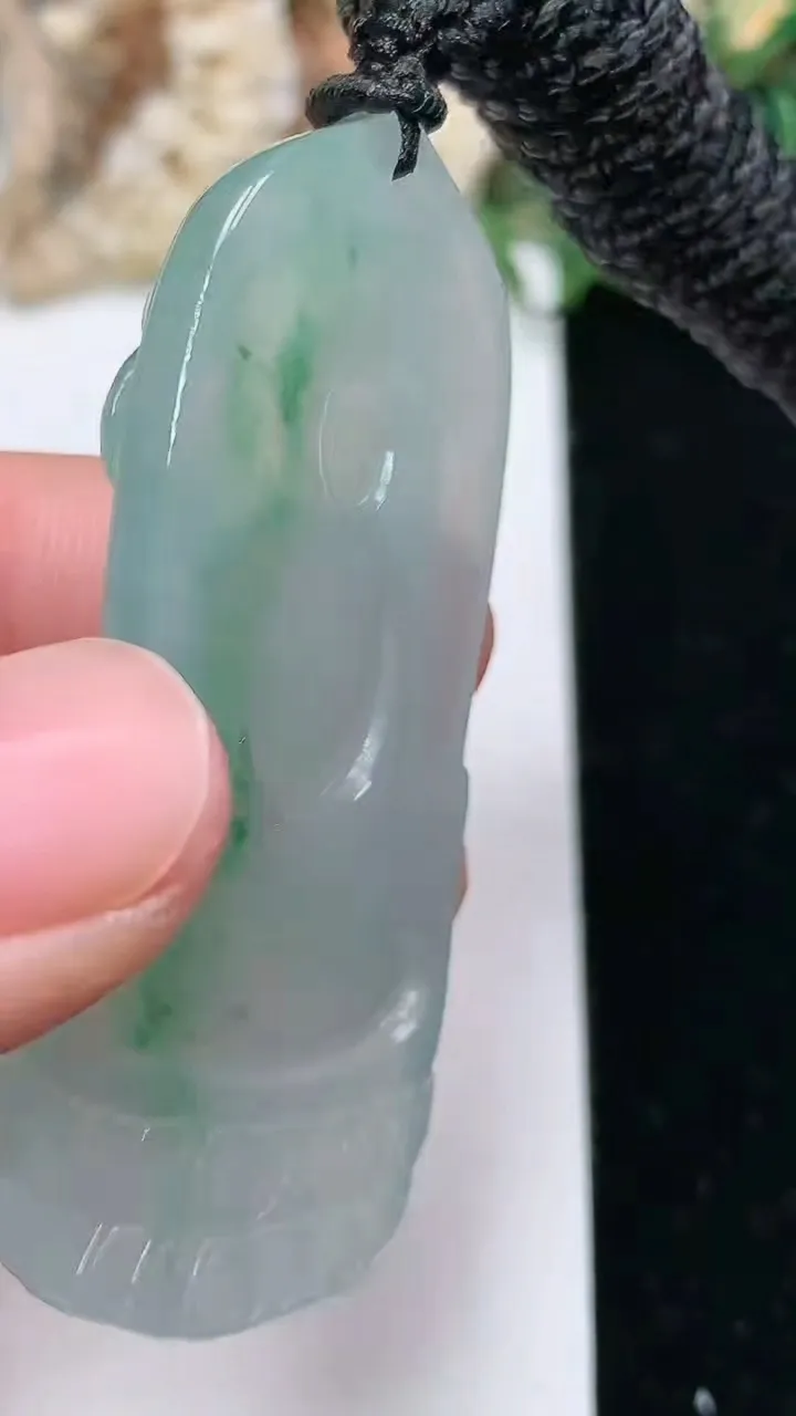 天然A货翡翠观音菩萨吊坠，尺寸52-24.7-6，重量:21.48g
1月25日