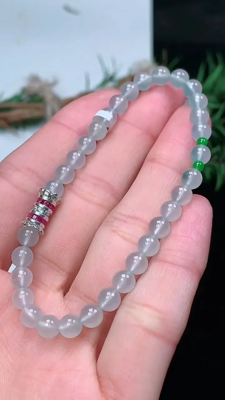 天然A货翡翠白冰圆珠手串，尺寸4.9-34颗，重量:8.10g1月25日
工厂直销收藏佳品,种好水足，色泽均匀，有种有色，上手高大气！