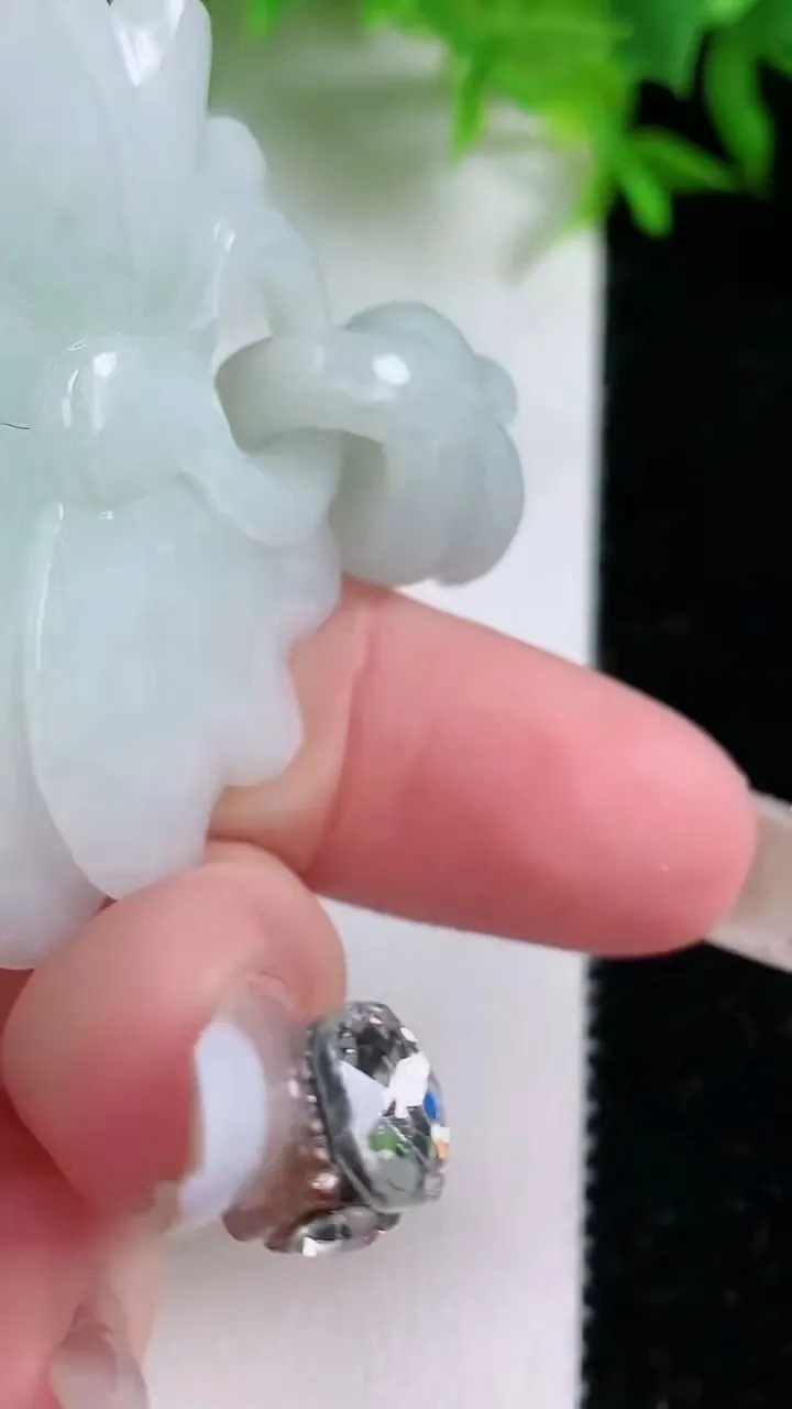 天然A货翡翠花开富贵吊坠 ，尺寸53.2-43-11.8，重量:26.78g
1月25日