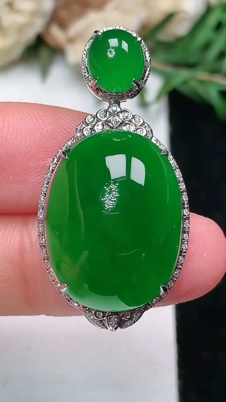 天然A货翡翠蛋面吊坠，尺寸34.9-17.5-11.6，裸石20.2-15
1月25日