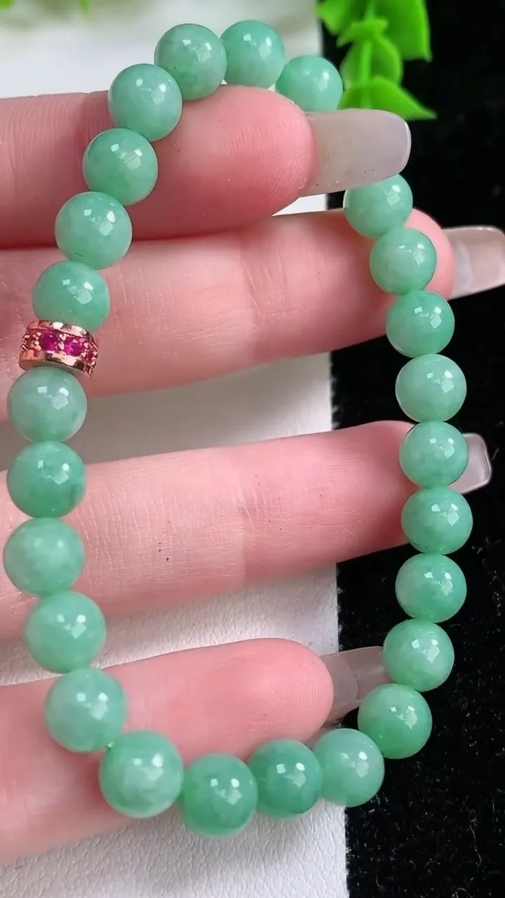 天然A货翡翠圆珠手串，尺寸6.8，重:14.31g1月25日
工厂直销收藏佳品,种好水足，色泽均匀，有种有色，上手高大气！