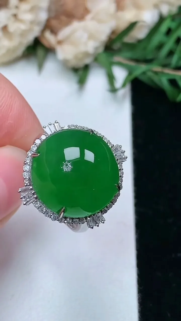 天然A货翡翠蛋面戒指，尺寸17.2-14.6，重量:4.38g2026年1月25日
工厂直销收藏佳品,种好水足，色泽均匀，有种有色，上手高大气！