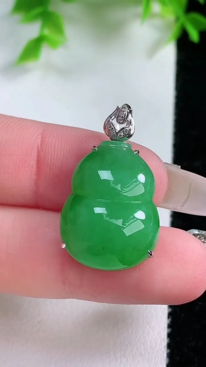 天然A货翡翠葫芦吊坠，尺寸20.8-16-8，重量:4.35g
1月25日