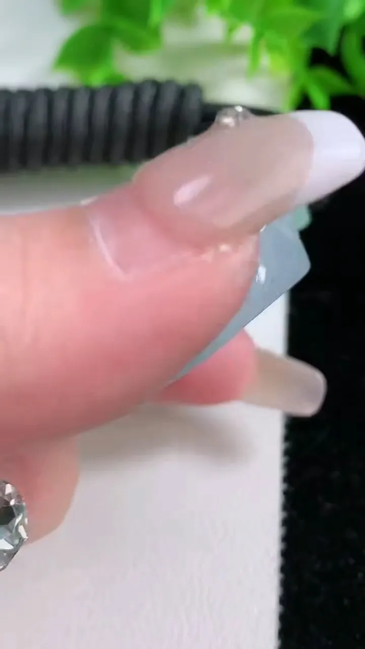 天然A货翡翠龙牌吊坠，尺寸47.8-42.3-11.7，重量:57.39g
1月25日