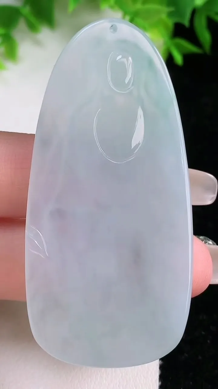 天然A货翡翠观音菩萨吊坠，尺寸61.6-30-4.6，重量:20.53g
1月25日