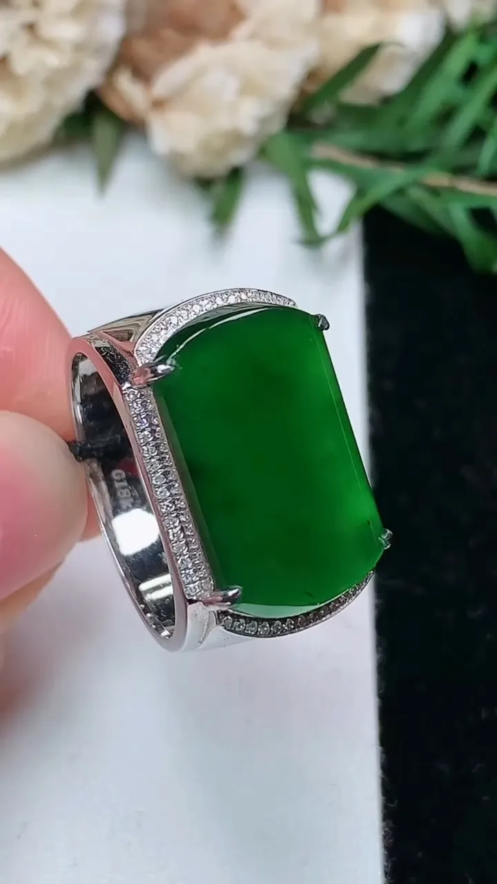 天然A货翡翠马鞍戒指，尺寸19.4-18.8-11.7，重量:5.67g2026年1月25日
工厂直