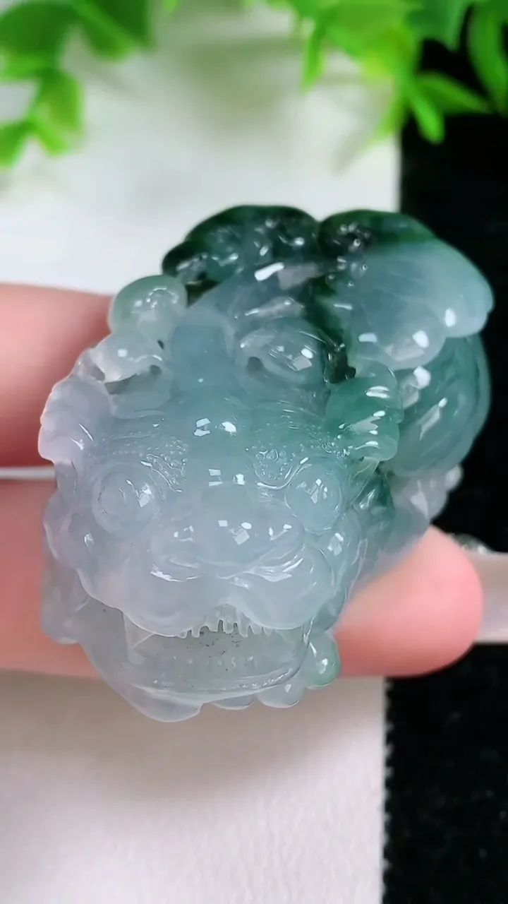 天然A货翡翠飘花貔貅吊坠，尺寸56-27.7-20.5，重量:56.92g
1月25日