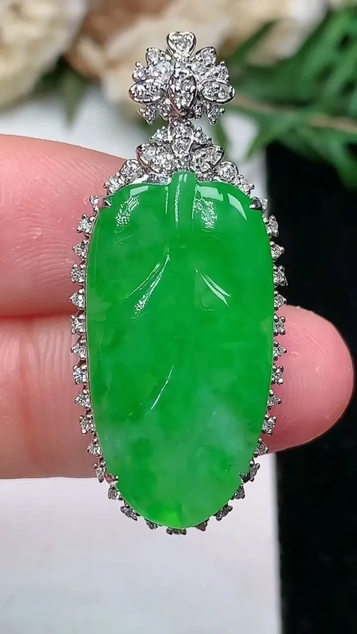 天然A货翡翠金枝玉叶 叶子吊坠，尺寸35.7-15.4-8.4，裸石24.6-12.6，重量:5.02g
1月25日