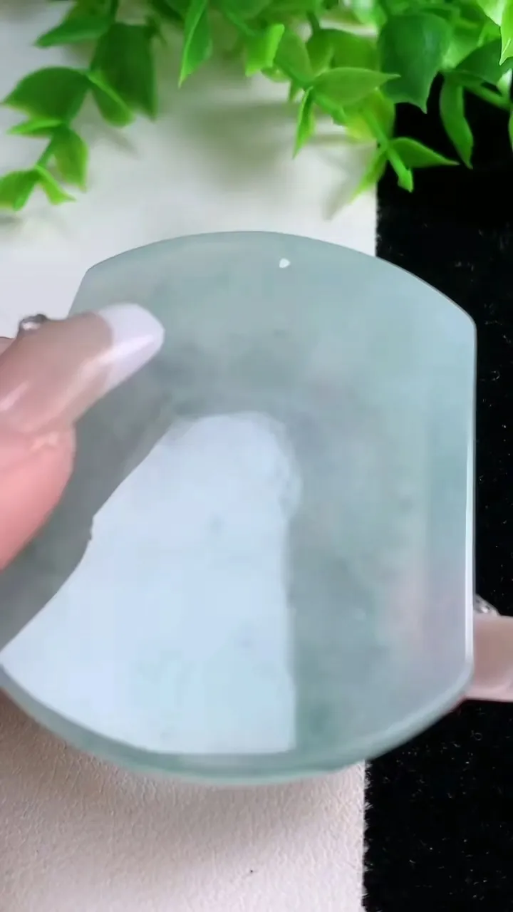 天然A货翡翠冰种飘花大势至菩萨，尺寸53.8-43.8-5.7，重量:29.96g
1月25日