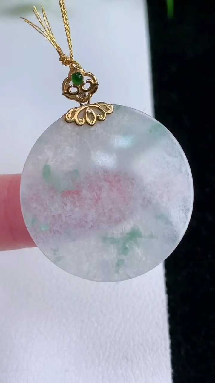 天然A货翡翠种飘花无事牌吊坠，尺寸28.4-1.5，重量:4.03g
1月25日