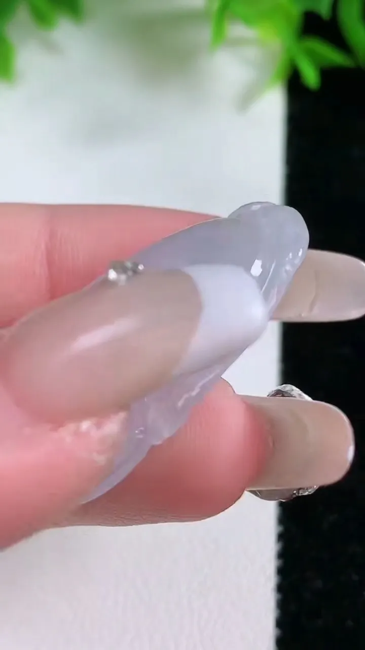 天然A货翡翠如意吊坠，尺寸35-21-5，重量:6.80g
1月25日