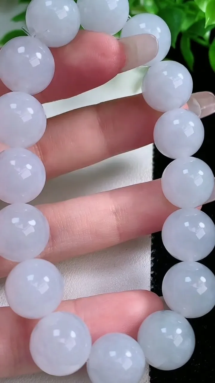 天然A货翡翠圆珠手串，尺寸12.5-16颗，重量:57.74g1月25日
工厂直销收藏佳品,种好水足