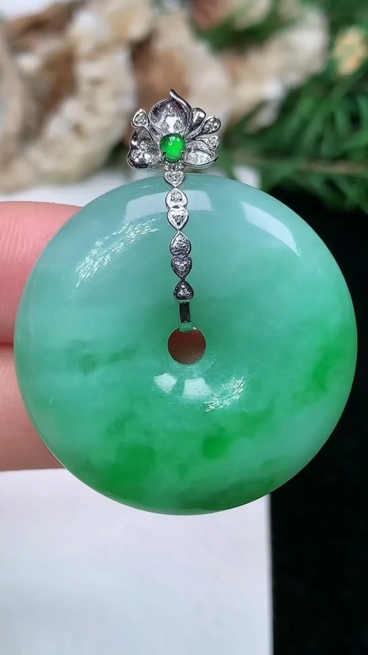 天然A货翡翠平安扣吊坠，尺寸30.8-7.9，重量:15.32g
1月25日