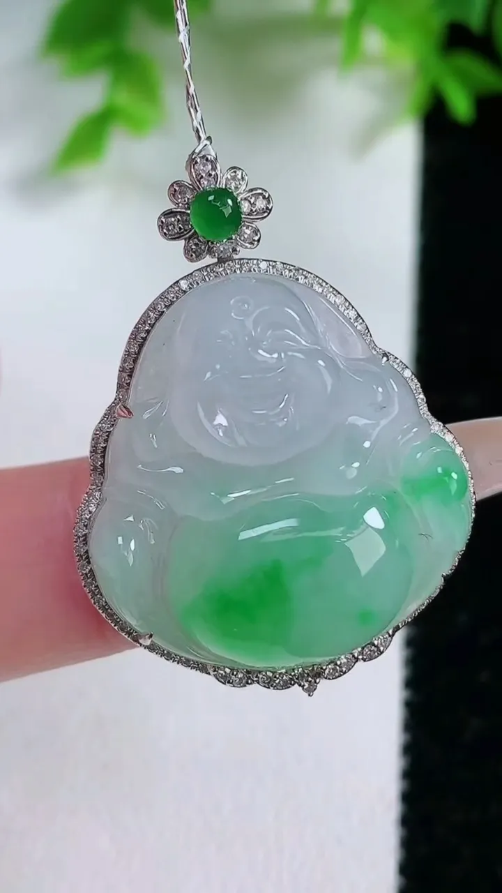 天然A货翡翠佛公吊坠，尺寸33.4-25.8-9.6，裸石23.8-23.6重量:7.80g
1月2