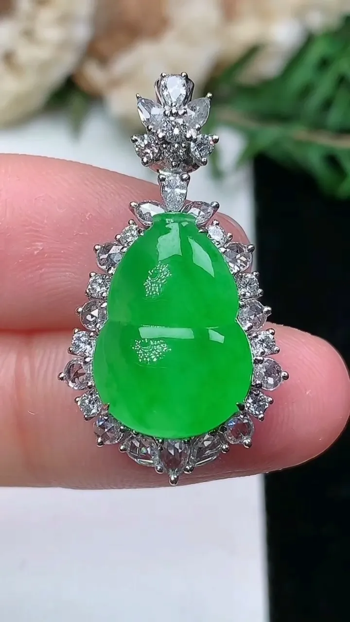 天然A货翡翠葫芦吊坠，尺寸29.5-16.2-8.6，裸石15.6-11，重量:4.52g
1月25