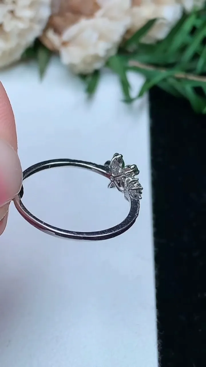 天然A货翡翠随形戒指，尺寸16.7-2.5-1.9，重量:1.33g2026年1月25日
工厂直销收藏佳品,种好水足，色泽均匀，有种有色，上手高大气！