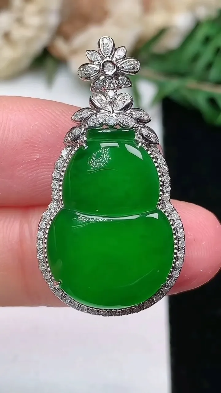 天然A货翡翠葫芦吊坠，尺寸32-17.2-7.9
1月25日