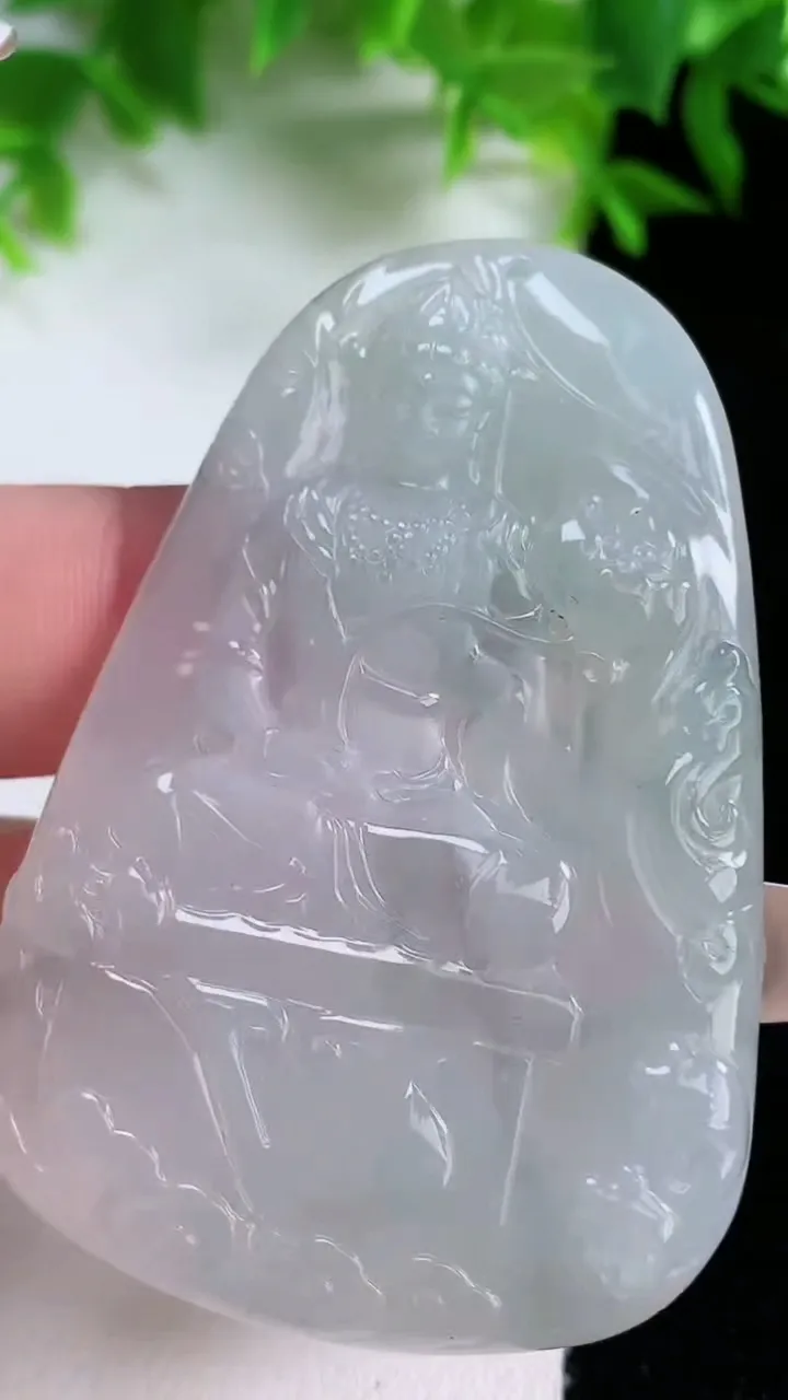 天然A货翡翠大势至菩萨吊坠，尺寸56.8-38.5-4.3，重量:22.66g
1月25日