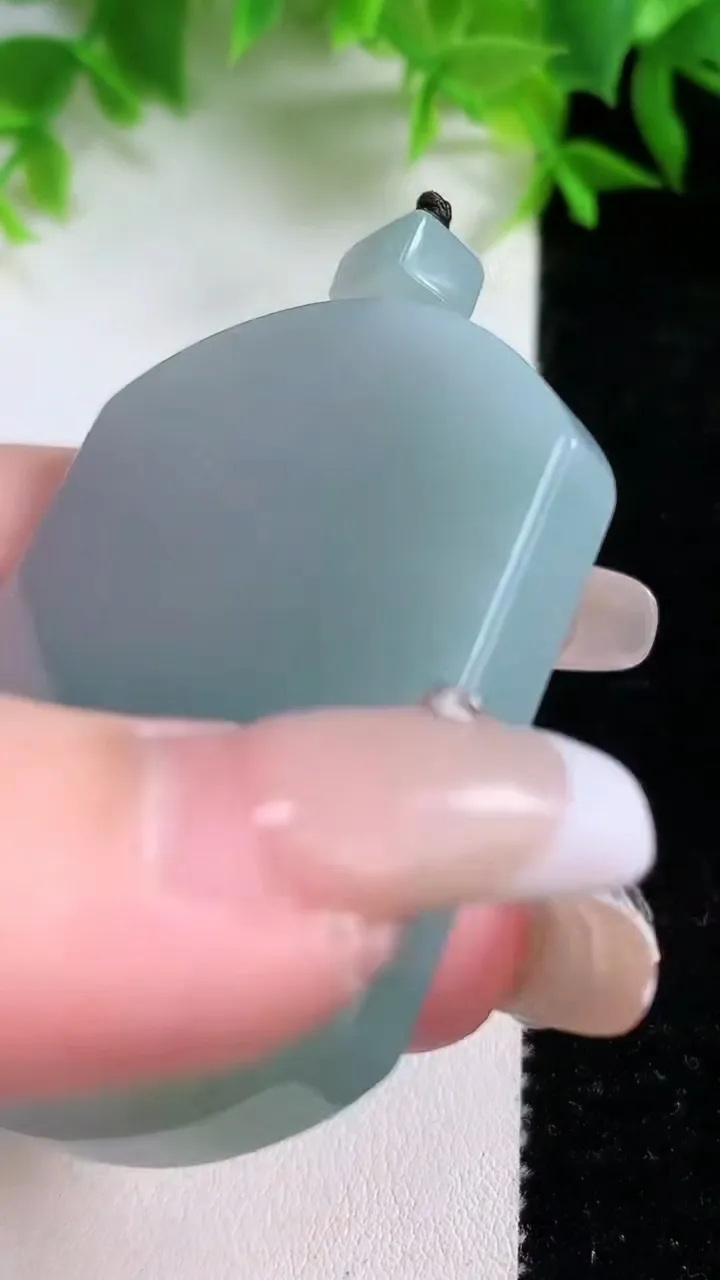 天然A货翡翠无事牌吊坠，尺寸51.7-40.7-6，重量:38.67g
1月25日