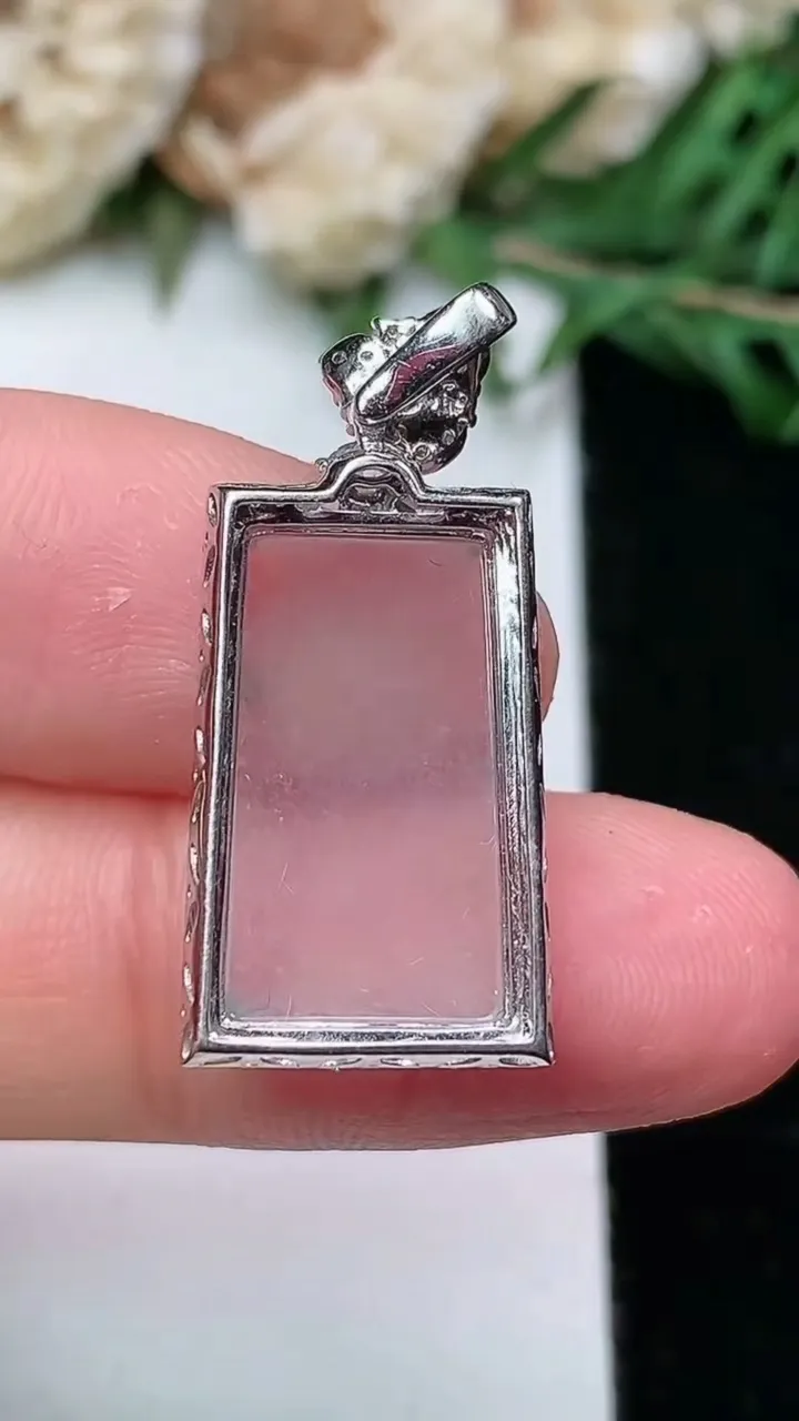 天然A货翡翠白冰无事牌吊坠，尺寸28-12.3-5.7，裸石16.9-9.7，重量:3.26g
1月25日