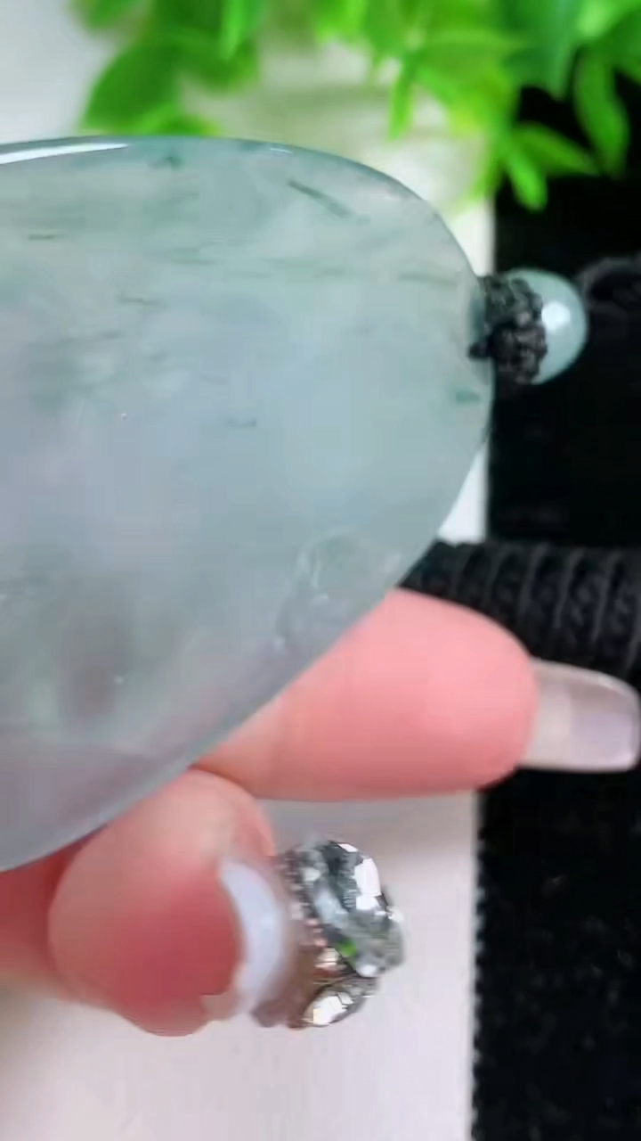 天然A货翡翠种飘花大势至菩萨吊坠，尺寸56-38.3-5.7，重量:28.90g
1月25日