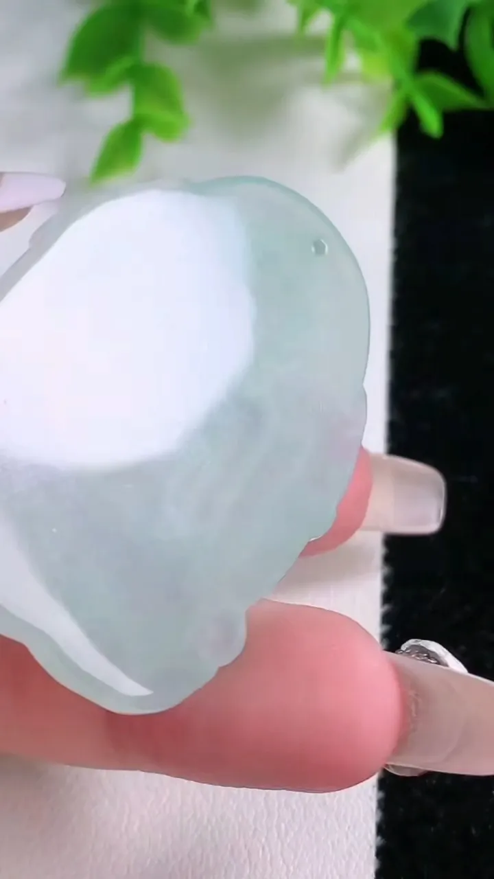 天然A货翡翠大日如来吊坠，尺寸47.2-33.2-5.2，重量:18.26g
1月25日