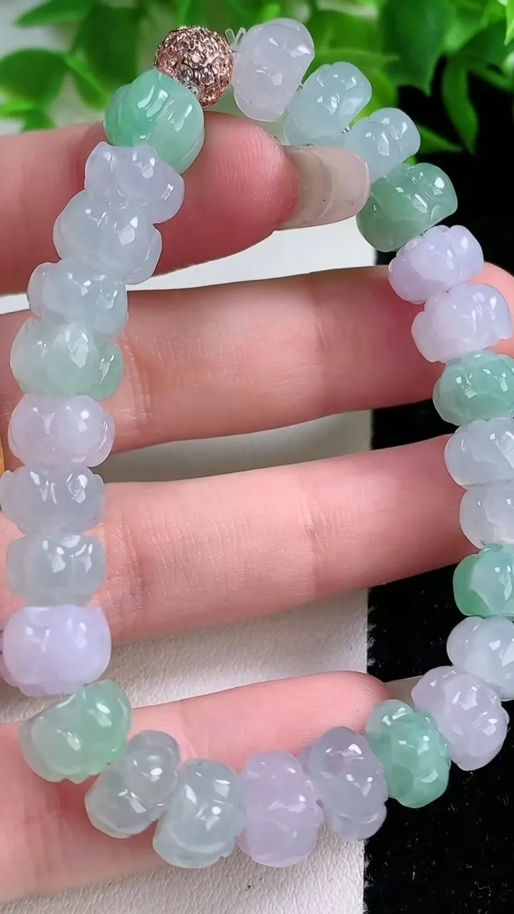 天然A货翡翠莲花手串，尺寸9-5.6，重量:28.41g1月25日
工厂直销收藏佳品,种好水足，色泽均匀，有种有色，上手高大气！