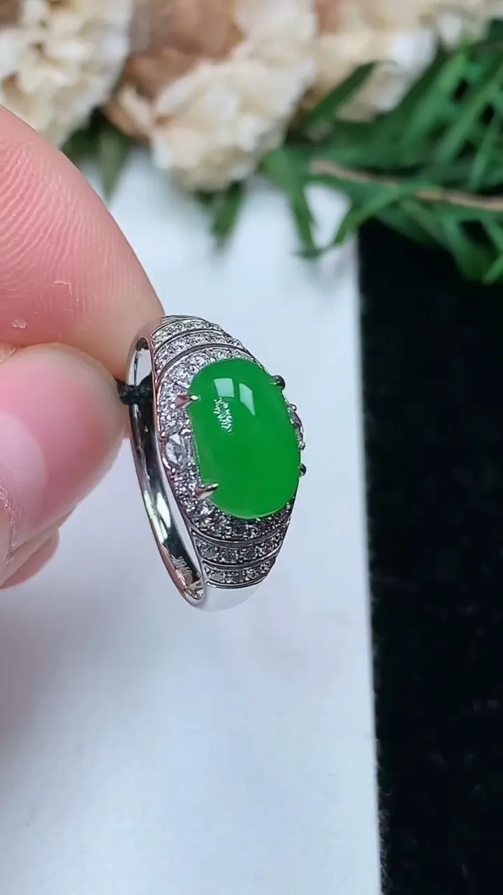 天然A货翡翠马鞍戒指，尺寸17-9.5-5.9，重量:3.16g2026年1月25日
工厂直销收藏佳品,种好水足，色泽均匀，有种有色，上手高大气！