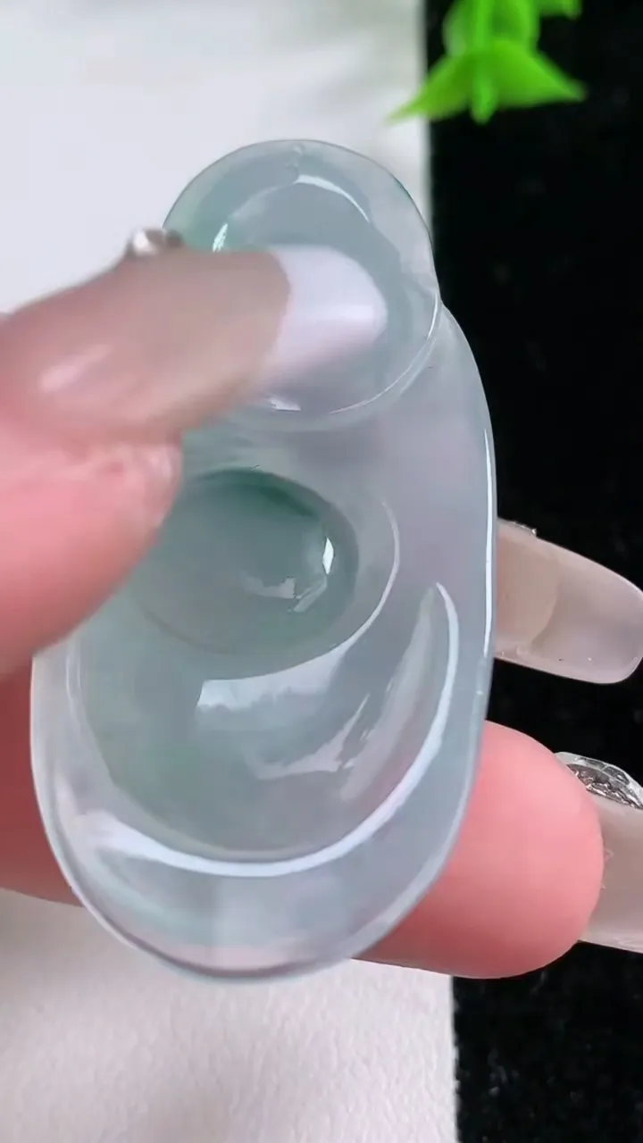 天然A货翡翠飘花布袋佛吊坠，尺寸45.2-29.4-6.5，重:12.64g
1月25日