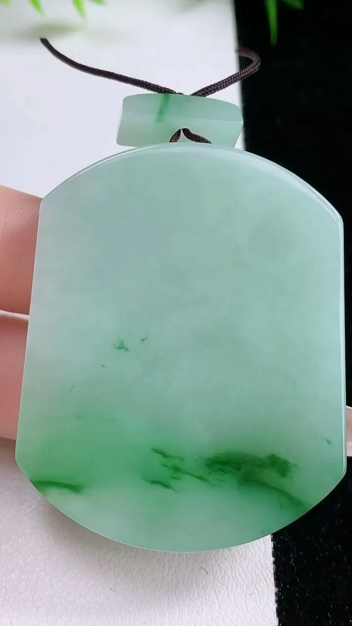 天然A货翡翠无事牌吊坠，尺寸50.4-40.3-5.7，重量:35.47g
1月25日
