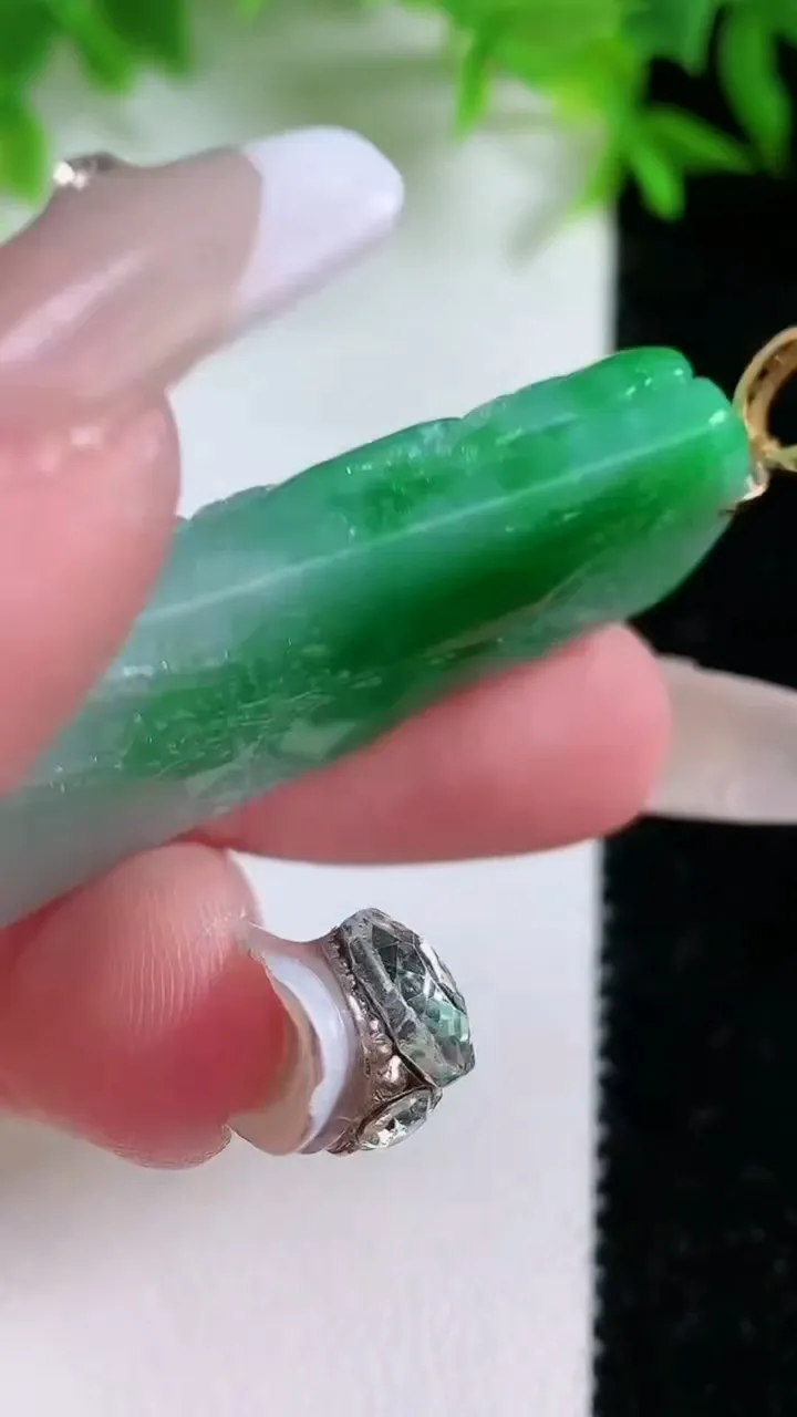 天然A货翡翠山水牌吊坠，尺寸42.8-20.8-7.7，重量:15.16g
1月25日