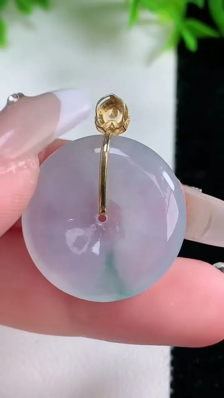 天然A货翡翠种飘花平安扣吊坠，尺寸24.4-5，重量:6.42g
1月25日