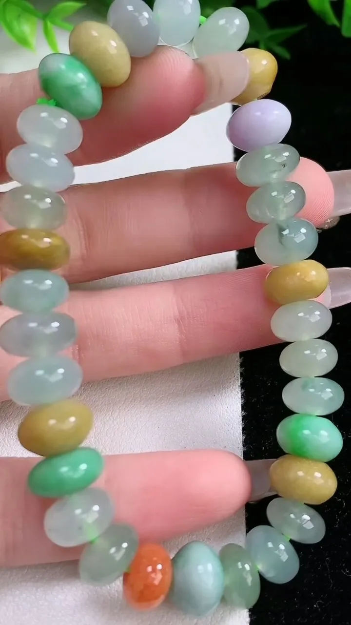 天然A货翡翠三彩算盘珠手串，尺寸3.3-7.3，重:33.73g1月25日
工厂直销收藏佳品,种好水足，色泽均匀，有种有色，上手高大气！