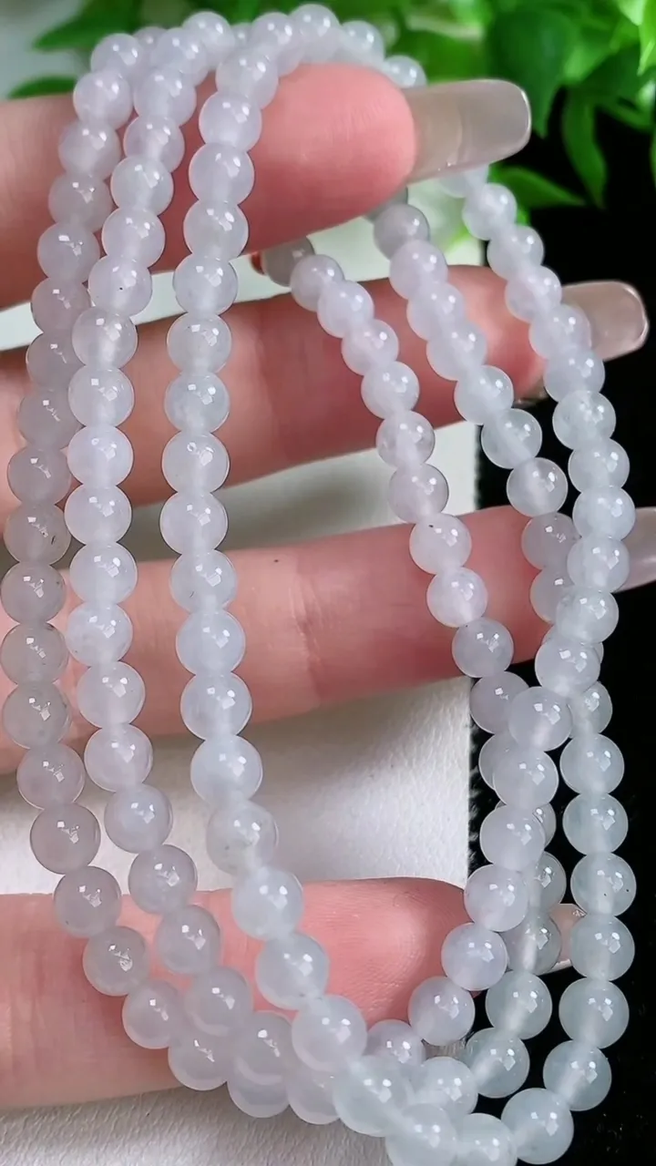 天然A货翡翠圆珠项链，尺寸4.6-129颗，重量:24.84g
1月25日