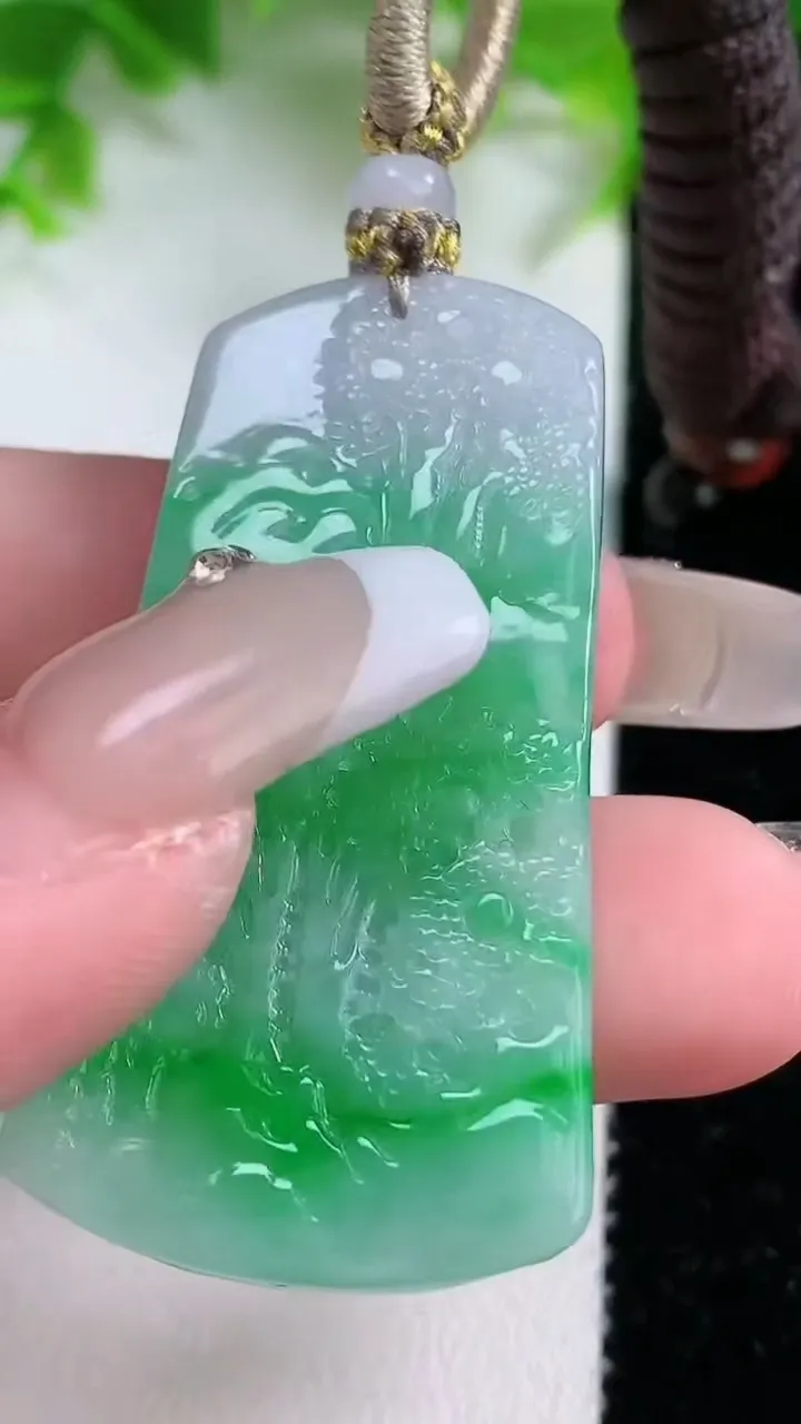 天然A货翡翠山水牌吊坠，尺寸45.7-22.5-5.2，重量:15.09g
1月25日