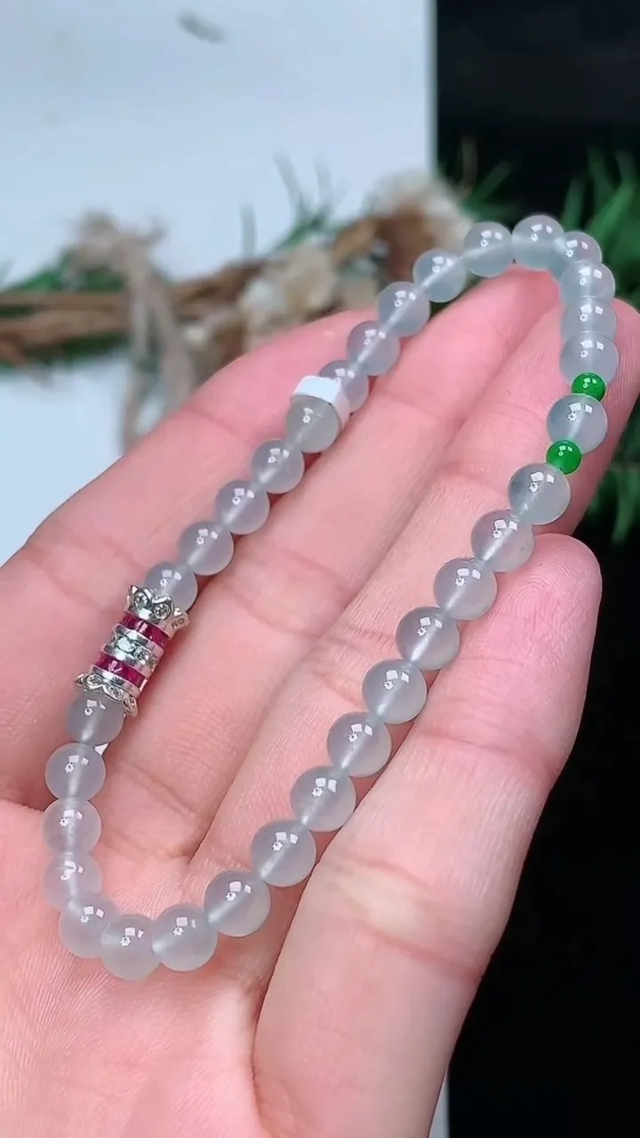 天然A货翡翠白冰圆珠手串，尺寸4.9-34颗，重量:8.10g1月25日
工厂直销收藏佳品,种好水足，色泽均匀，有种有色，上手高大气！