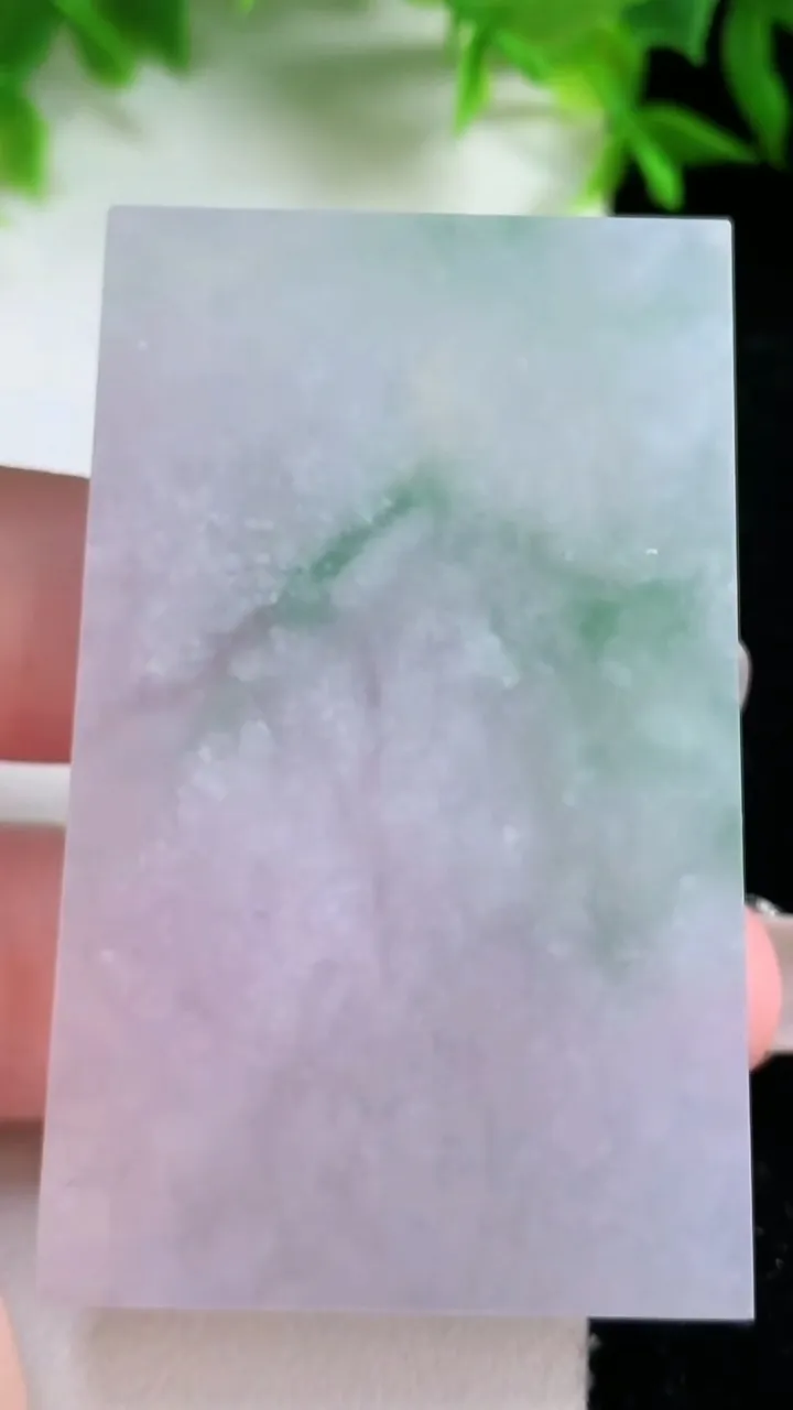 天然A货翡翠无事牌镶嵌件，尺寸56.2-35.2-5.3，重量:35.89g
1月25日