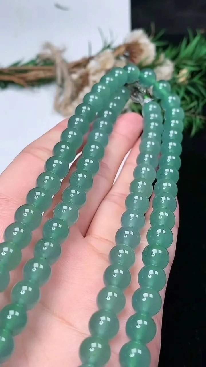 天然A货翡翠蓝水圆珠项链，尺寸8-98颗，重量:88.30g1月25日
工厂直销收藏佳品,种好水足，色泽均匀，有种有色，上手高大气！