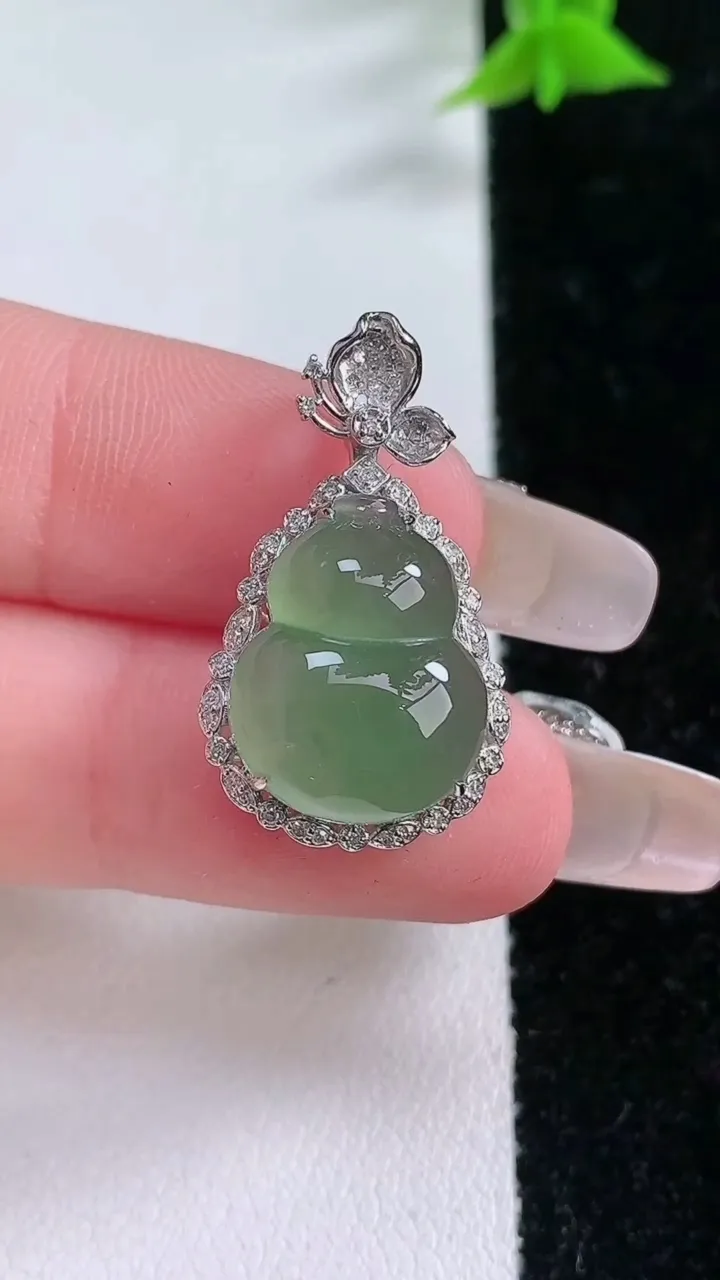 天然A货翡翠葫芦吊坠，尺寸26.3-15.2-9.5，重:3.51g
1月25日