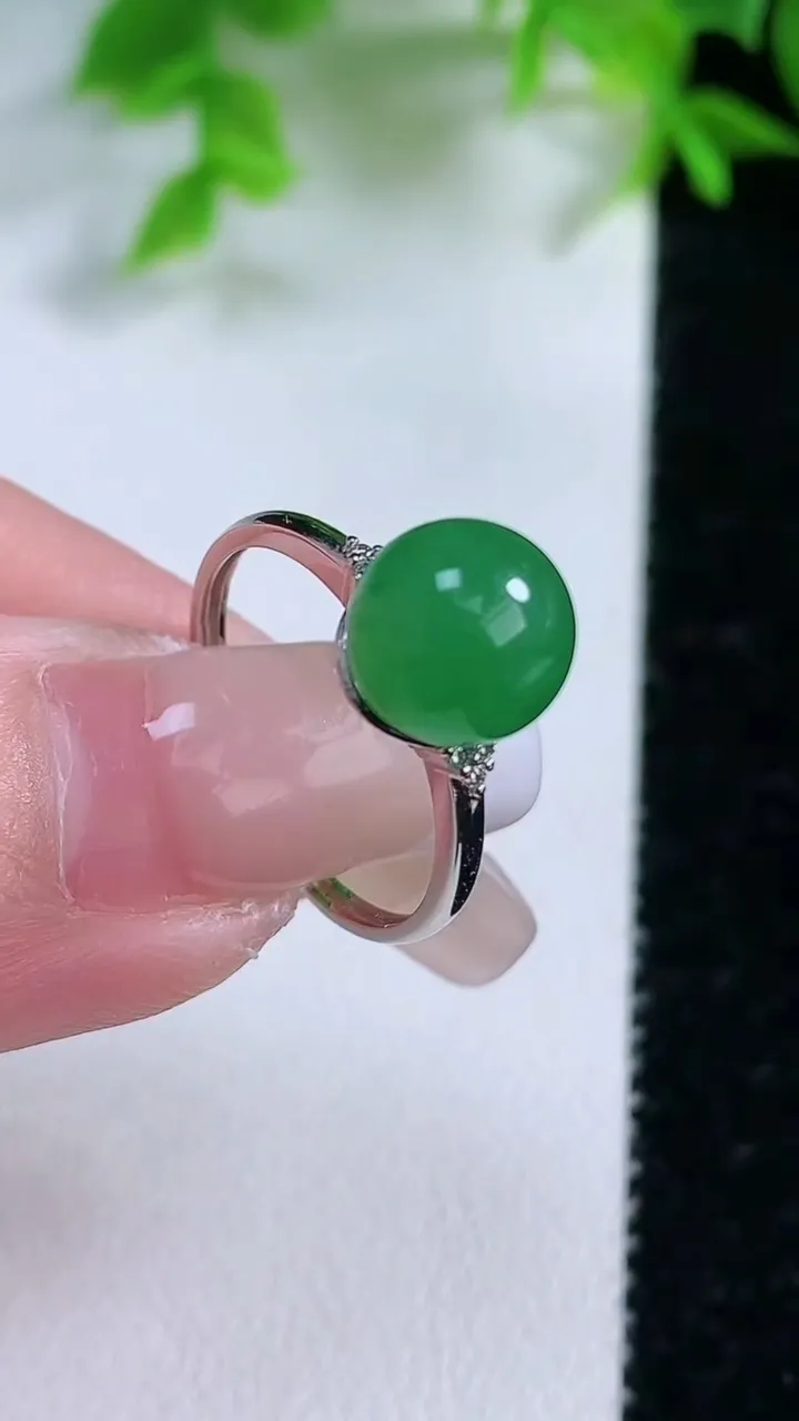天然A货翡翠圆珠戒指，尺寸17.3-8.4，重量:2.49g2026年1月25日
工厂直销收藏佳品,种好水足，色泽均匀，有种有色，上手高大气！